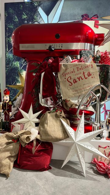 Pamiętajcie, że przy stylizacji 🎄kluczowe jest... jej rozłożenie. Dobre wymodelowanie gałązek (szczególnie przy tych gęstych) potrafi zdziałać cuda i całkowicie zmienić sylwetkę drzewka. To proces czasochłonny i czasem bolesny 😅(moje ręce pod koniec rolki to potwierdzają!), ale bez tego nawet najdroższe ozdoby nie uratują efektu.
Jak Wam się podoba świąteczna realizacja dla Kitchen Aid? Dajcie znać w komentarzu! 👇
#KitchenAidPolska #JustHomeStaging #HomeStagingPoland #SwiateczneDekoracje
Choinka, ChristmasDecor, StylizacjaWnetrz, Tips