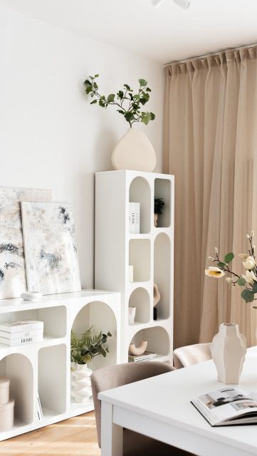 Skomentuj 👉 IKEA, a wyślę Ci na priv linki do konkretnych produktów z IKEA, których użyłam w tej realizacji. 

Efekt „wow” wcale nie zaczyna się od budżetu — tylko od decyzji, które podejmujesz na etapie projektu. Meble z IKEA też mogą wyglądać elegancko i „premium”, jeśli dobrze połączysz je z innymi meblami, elementami wykończenia i dodatkami. 😉

Jak to ograłam w mieszkaniu na Wilanowie?
👉 W kuchni zabudowa pod sam sufit + dobrze dobrane blendy — i nagle standardowe szafki wyglądają jak zamówione u stolarza
 👉 W sypialni — przesuwne drzwi z IKEA, które prezentują się lekko, nowocześnie i kompletnie nie zdradzają swojego pochodzenia
 👉 W jadalni — prosty, biały stół zestawiony z cięższymi, tapicerowanymi krzesłami (kontrast = efekt)

To nie meble robią wnętrze, tylko sposób, w jaki je łączysz. IKEA dała mi tutaj bazę, ale to cały projekt zrobił robotę. ✨

Chcesz uzyskać taki efekt u siebie? Napisz do mnie — jestem specjalistką od przytulnych wnętrz, w których chce się mieszkać!

#ikeahack #wnetrzazcharakterem #projektowaniewnetrz
 ────────────
 🔑 ikea wnętrza, zabudowa pod sufit, efekt na wymiar