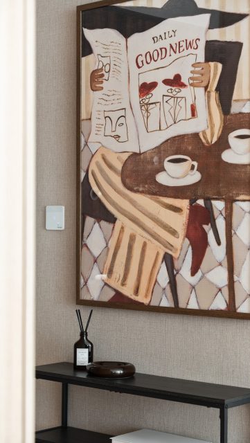 Zasypaliście mnie wiadomościami po tym, jak zobaczyliście na stories to mieszkanie. 🥹Ta kawalerka skradła Wasze ❤️, więc z ogromną przyjemnością pokazuję ją w całej okazałości.
Mały metraż nie musi być ograniczeniem, może być polem do popisu — dla mnie to wyzwanie projektowe, które po prostu uwielbiam. W tym projekcie udowadniam, że funkcjonalność i przytulność mogą iść w parze nawet na niewielkiej przestrzeni. Wystarczy zastosować odpowiednie rozwiązania, by wydobyć z niej to, co najlepsze. ✨
W najbliższych tygodniach rozłożę to wnętrze na czynniki pierwsze. Pokażę Wam konkretne patenty, dzięki którym małe mieszkanie staje się w pełni spójne i funkcjonalne. Obserwujcie uważnie! 👀
Szukasz kogoś, kto wyczaruje wymarzone wnętrza z Twojej nieruchomości? Napisz lub zadzwoń. Projektuję przytulne wnętrza, w których po prostu chce się mieszkać. 💛
#projektowaniewnętrz #wnętrza #interiordesignpoland #aranżacjawnętrz #homestaginspo
────────────
🔑projektowanie małych mieszkań, funkcjonalna kawalerka, jak urządzić małe mieszkanie