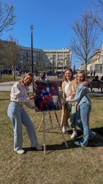 Poznałyśmy się… na Instagramie.
Rozmowy o branży zamieniłyśmy w prawdziwą znajomość.

I kiedy piszecie: „co kombinujecie?”

Spokojnie 😉 nie zawsze chodzi o pracę.

Ale skoro już pytacie,
to może Wy nam powiecie:

Co powinnyśmy zrobić razem?

Najlepsze pomysły z komentarzy…
może naprawdę zrealizujemy 🤗👇