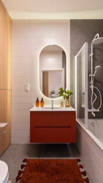 Było kilka pomysłów na tę łazienkę: zmiana układu, większy salon kosztem łazienki, prysznic zamiast wanny… Ale finalnie wygrało coś zupełnie innego. 👇

Minimalny zakres. Maksymalny efekt ✨

Zamiast demolki — uporządkowanie przestrzeni i kilka dobrze przemyślanych decyzji:
→ zabudowa, która schowała cały chaos
→ spójna kolorystyka
→ proste formy, które robią robotę

I nagle okazuje się, że to samo wnętrze zaczyna wyglądać… zupełnie inaczej.

Jeśli stoisz przed remontem i nie wiesz, czy iść w grubą przebudowę czy sprytny lifting — odezwij się do mnie. Pomogę Ci podjąć dobre decyzje.

Mam na imię Justyna i projektuję wnętrza, w których po prostu chce się mieszkać 💛

#projektowaniewnętrz #remontłazienki #metamorfoza #wnętrza #homeinspo
────────────
🔑 metamorfoza łazienki, remont bez demolki, funkcjonalne wnętrza, sprytne rozwiązania