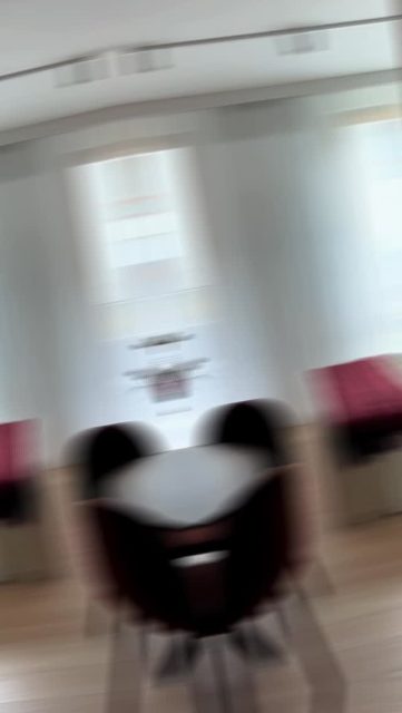 29 metrów, tutaj każdy centymetr musiał pracować. 👀

Wymieniłam skrzynkę elektryczną na bardziej płaską wersję i ukryliśmy ją za dekoracyjną ramką, a klimatyzację schowałam za firaną. Do tego lustro powiększające przestrzeń, zabudowa ukrywająca pralkę i patent na za wąski blat w kuchni. 😅
Blat był zbyt płytki do głębokich szafek, więc “pogrubiliśmy” ścianę nad blatem specjalną opaską z płyty w kolorze ściany. Dzięki temu uniknęliśmy łączenia w tak małej kuchni i całość wygląda dużo bardziej spójnie, no i zamknęliśmy się w budżecie. 👌

W małych metrażach projektowanie to przede wszystkim logistyka i szukanie sprytnych rozwiązań. 

Który patent przeniósłbyś do siebie? ⬇️

#kawalerka #małymetraż #projektowaniewnętrz #homestagingpolska
────────────
🔑 Sprytne rozwiązania, Małe mieszkanie, Metamorfoza kawalerki, Funkcjonalne wnętrza, IKEA hacks