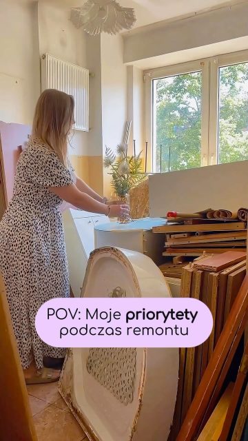 Kiedy trwa remont, ja już myślę kilka kroków do przodu 😄 O dodatkach, kolorach, teksturach i tym, jak finalnie będzie pracowała cała przestrzeń myślę oczywiście już na etapie projektu ✨ 

W tym pomieszczeniu będzie sypialnia, utrzymana w kolorach beżu i szałwiowej zieleni. Pomieszczenie jest wysokie i ma zaoblenia przy suficie, dlatego pomalujemy je warstwowo. Dolny pas zieleń, później beż i na górze odetniemy się ok. 20 cm od sufitu, żeby podkreślić te łuki.

A Ty? Na jakim etapie remontu myślisz o dodatkach — na początku czy dopiero na końcu? 👇

#homestaging #wnetrza #remont #interiordesign #nieruchomosci design
────────────
🔑 remont mieszkania, projektowanie wnętrz, dodatki do wnętrz, aranżacja wnętrz, nieruchomości